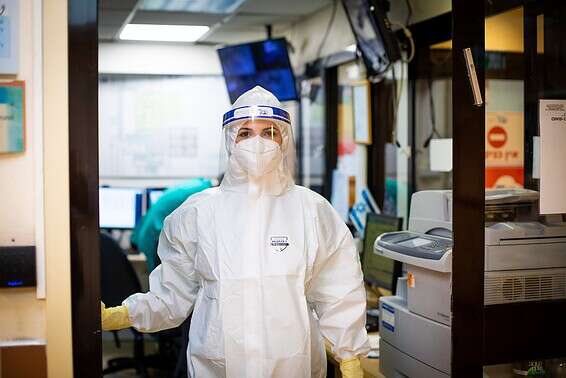 אחות במחלקת הקורונה בבית החולים תל השומר // צילום: אריק סולטן